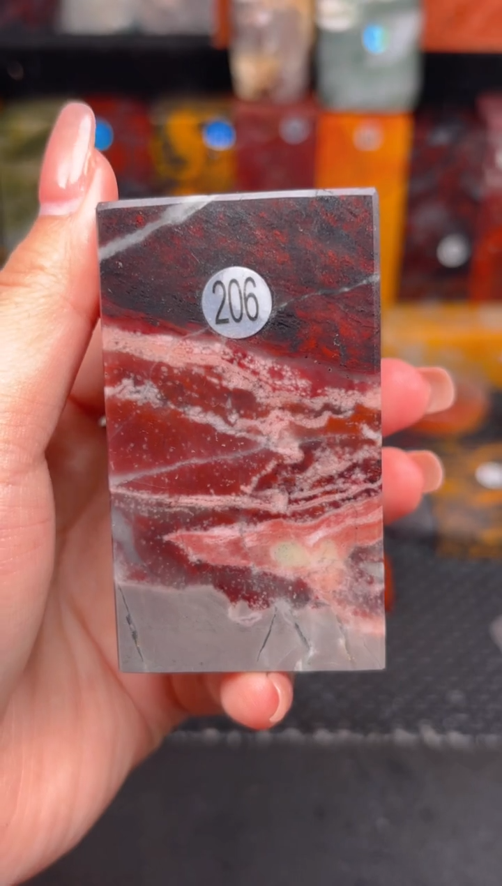 玉桂林鸡血玉摆件 编号：206