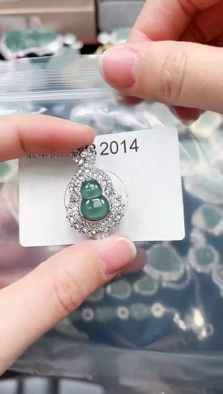 【闪购商品】翡翠颈饰未镶嵌2014赠皮绳
