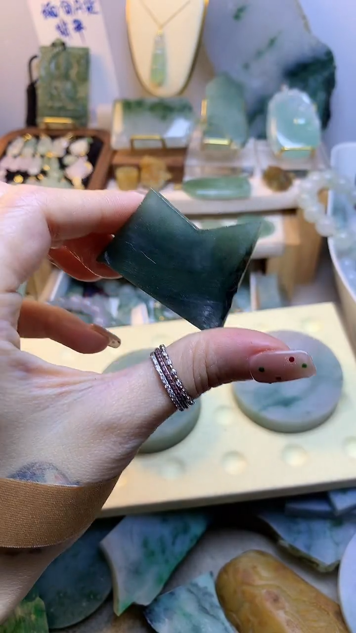 未镶嵌挂件翡翠小*缅甸A货翡翠,没有运费险,有纹有裂