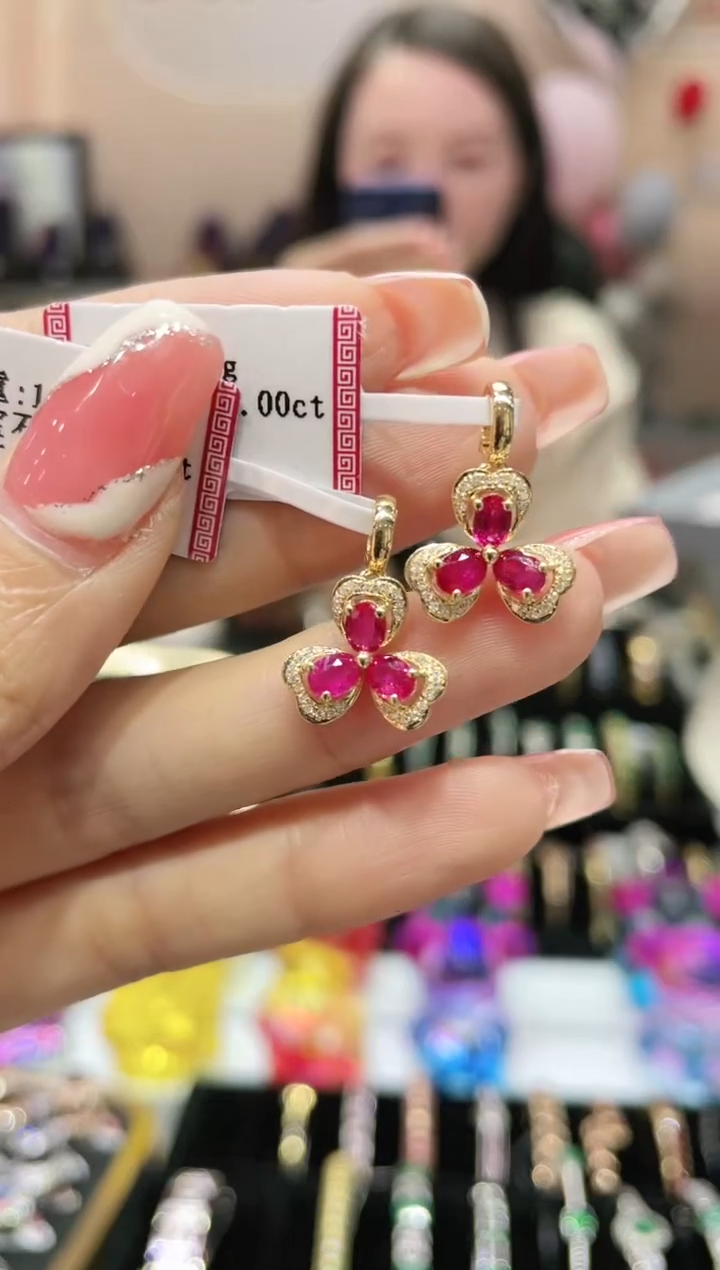 18K金镶嵌红宝石吊坠三叶草款 多样性发其一 K黄