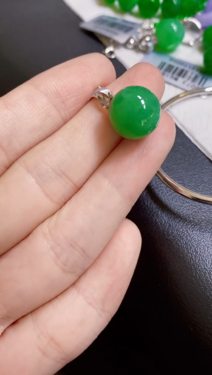 颈饰18K金镶嵌翡翠珠子