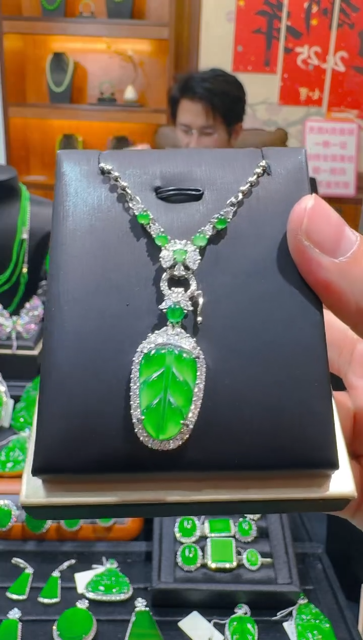 【闪购商品】翡翠吊坠(赠链)未镶嵌天然A货翡翠