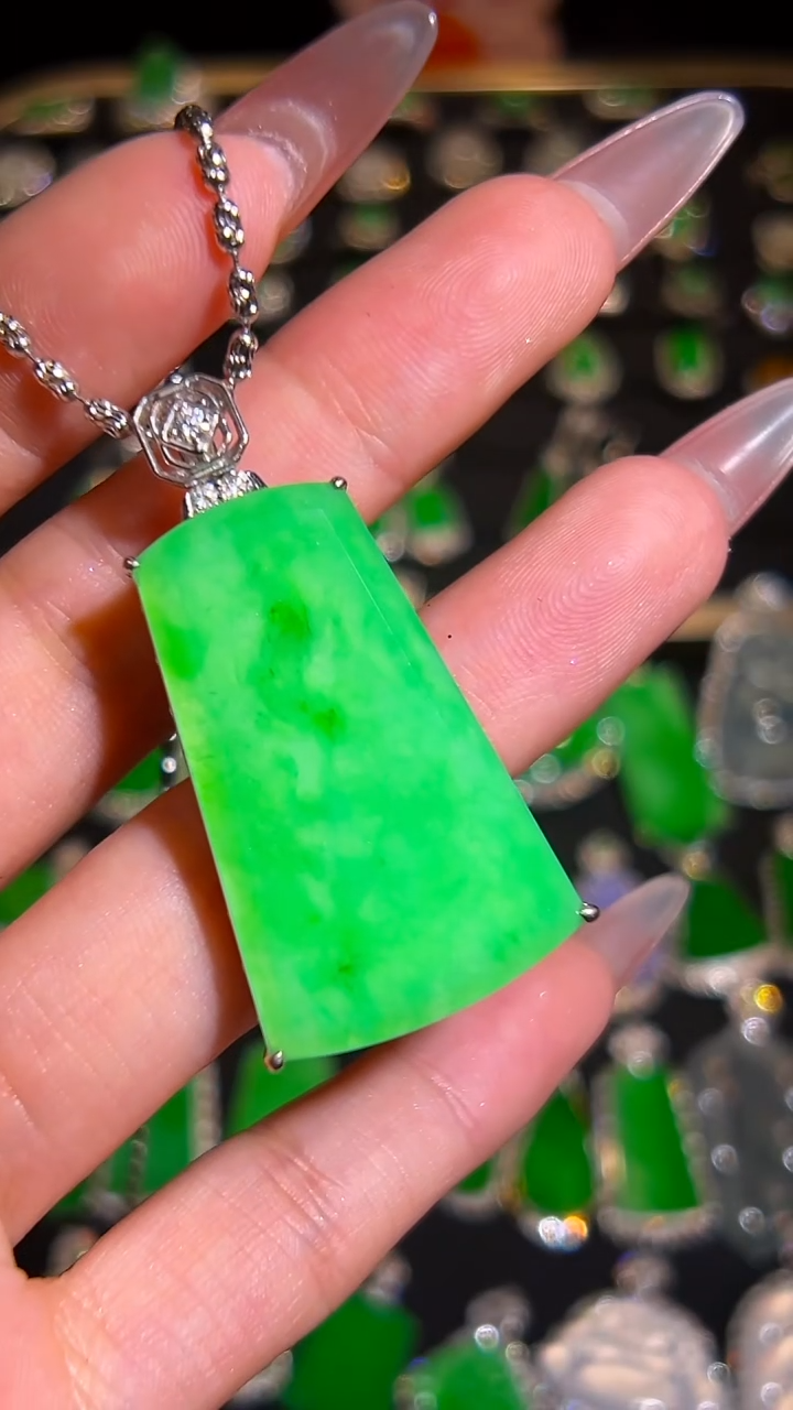 18K金镶嵌挂件翡翠吊坠