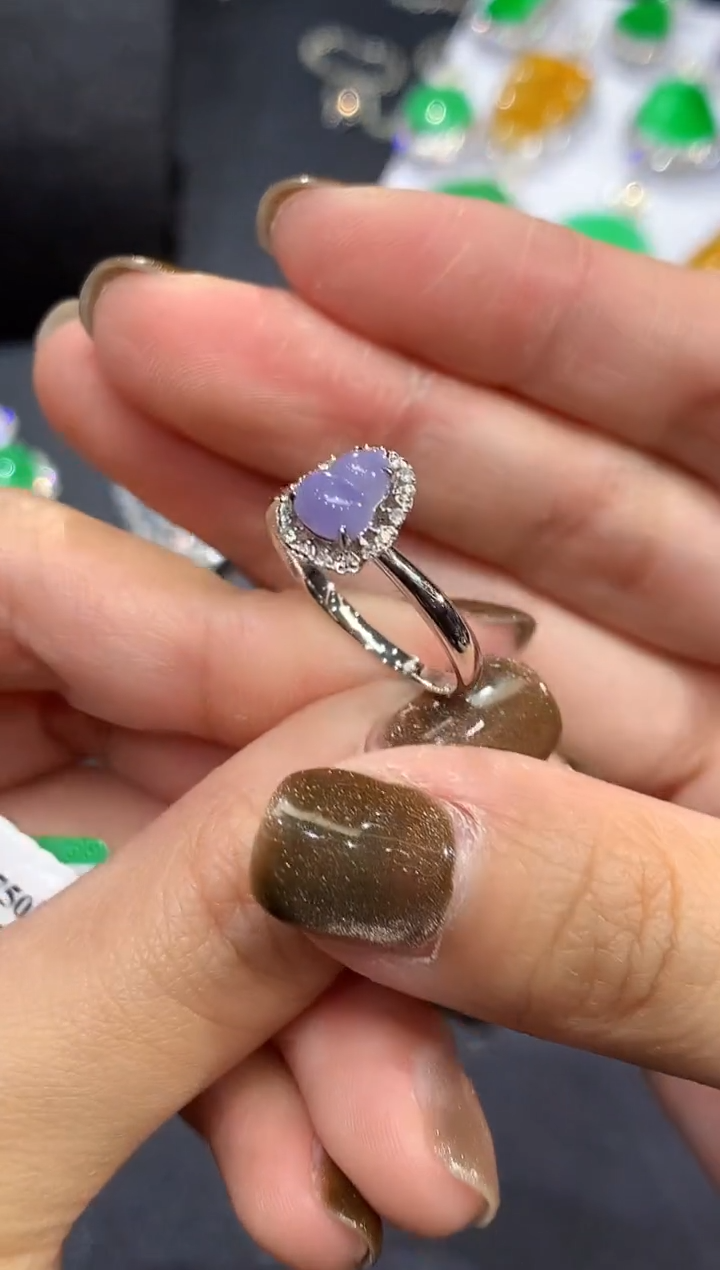 18K金镶嵌戒指翡翠多样性发其一