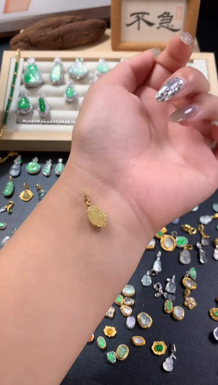 颈饰18K金镶嵌翡翠黄翡叶子