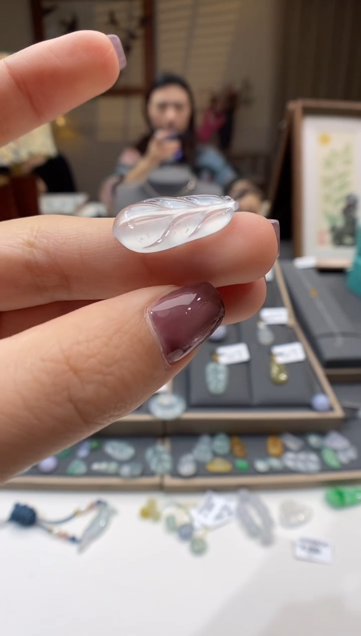 【闪购商品】翡翠颈饰未镶嵌叶子