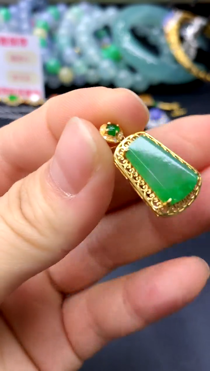 颈饰18K金镶嵌翡翠230-中国好珍宝