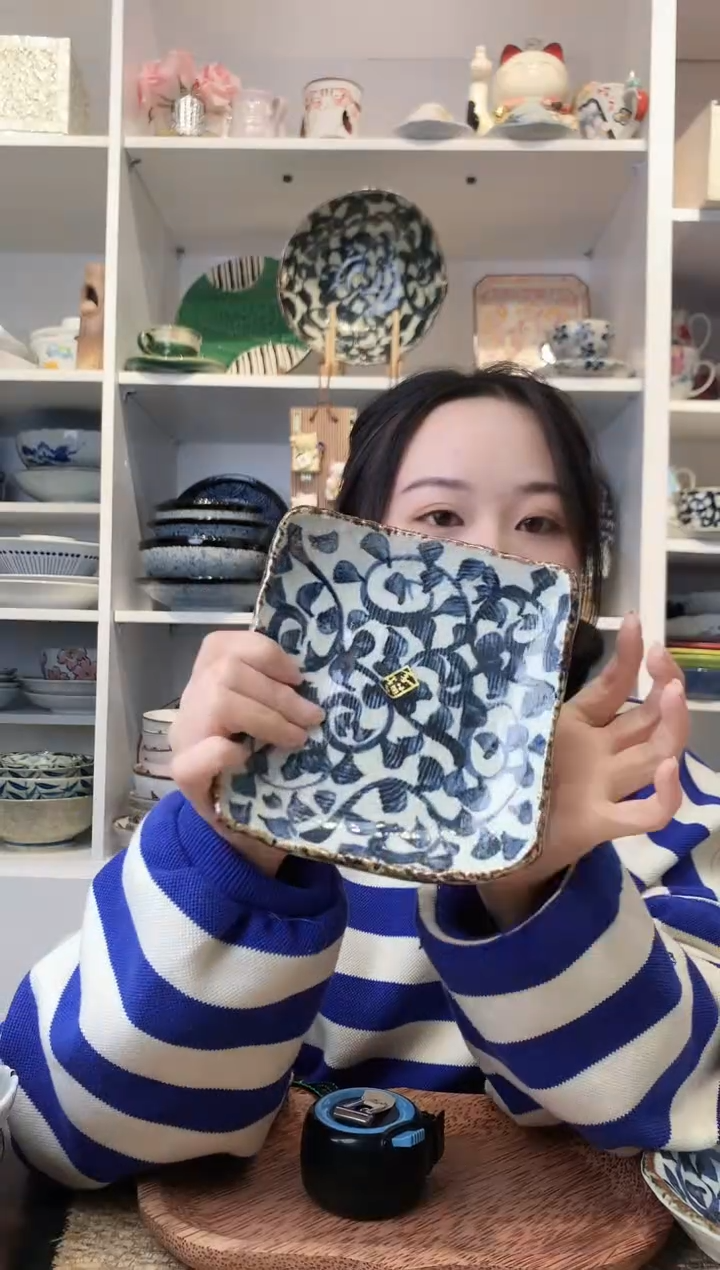 陶瓷章鱼唐草四足小方盘15cm