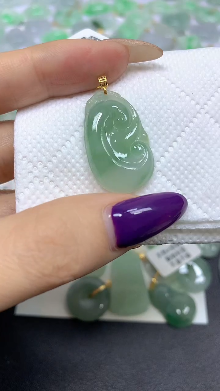 颈饰18K金镶嵌翡翠 