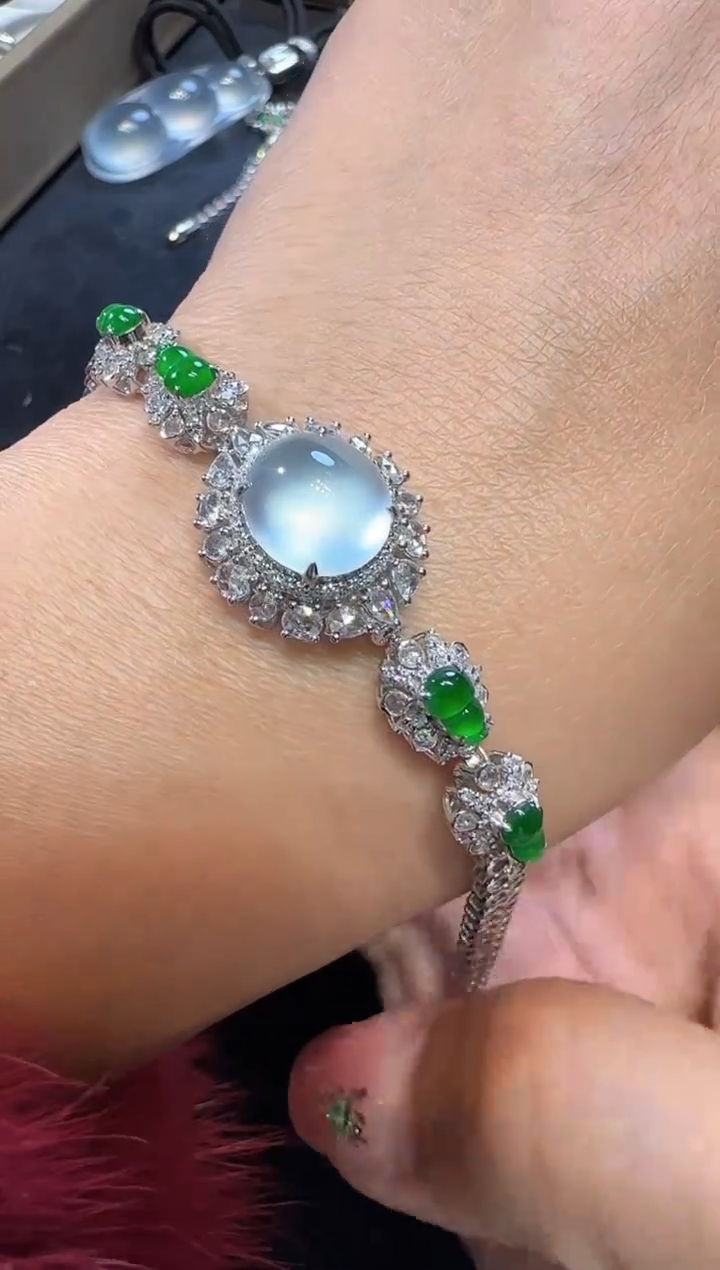 【闪购商品】翡翠手链18K金镶嵌蛋面