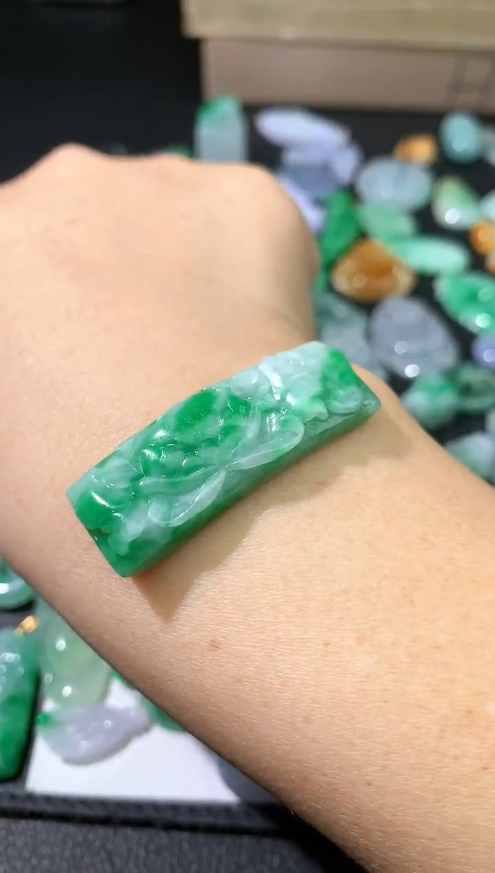 颈饰未镶嵌翡翠吊坠