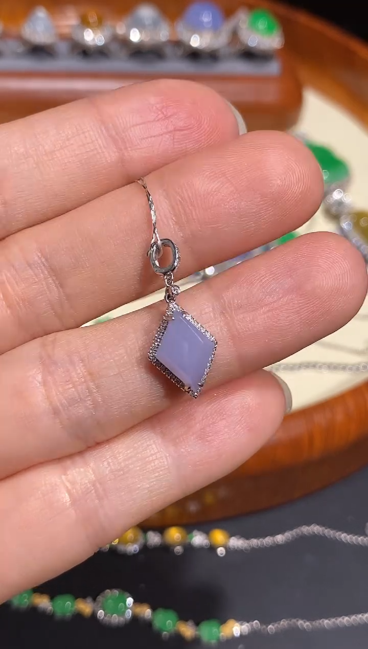 【闪购商品】翡翠颈饰18K金镶嵌吊坠