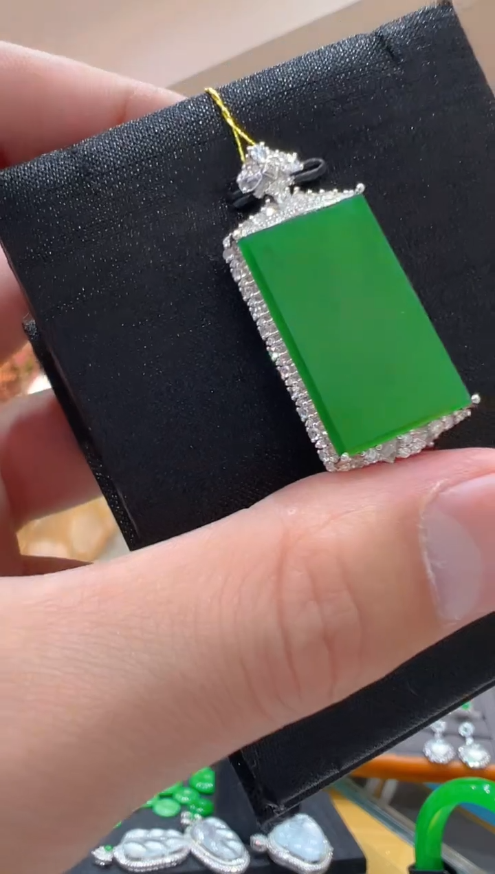 【闪购商品】翡翠吊坠(不含链)18K金镶嵌