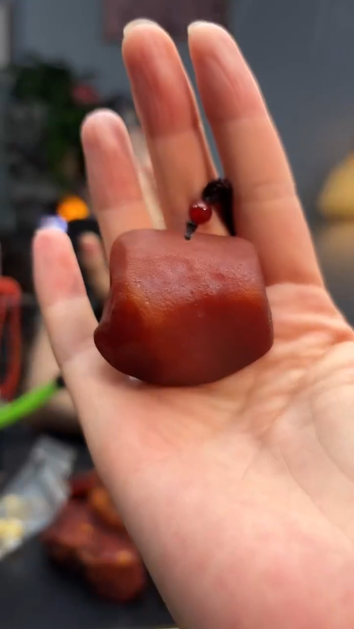未镶嵌颈饰琥珀吊坠