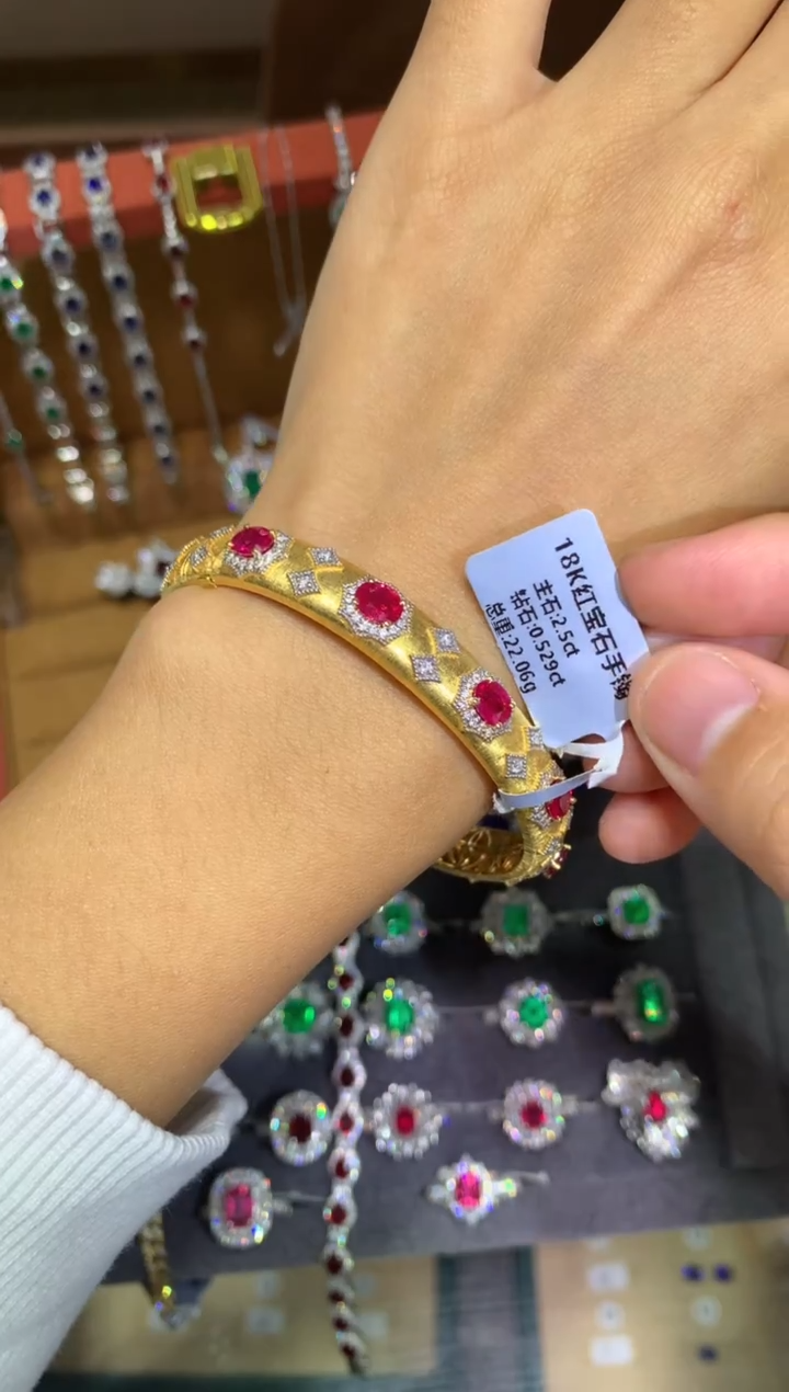 18K金镶嵌手镯红宝石2.5CT