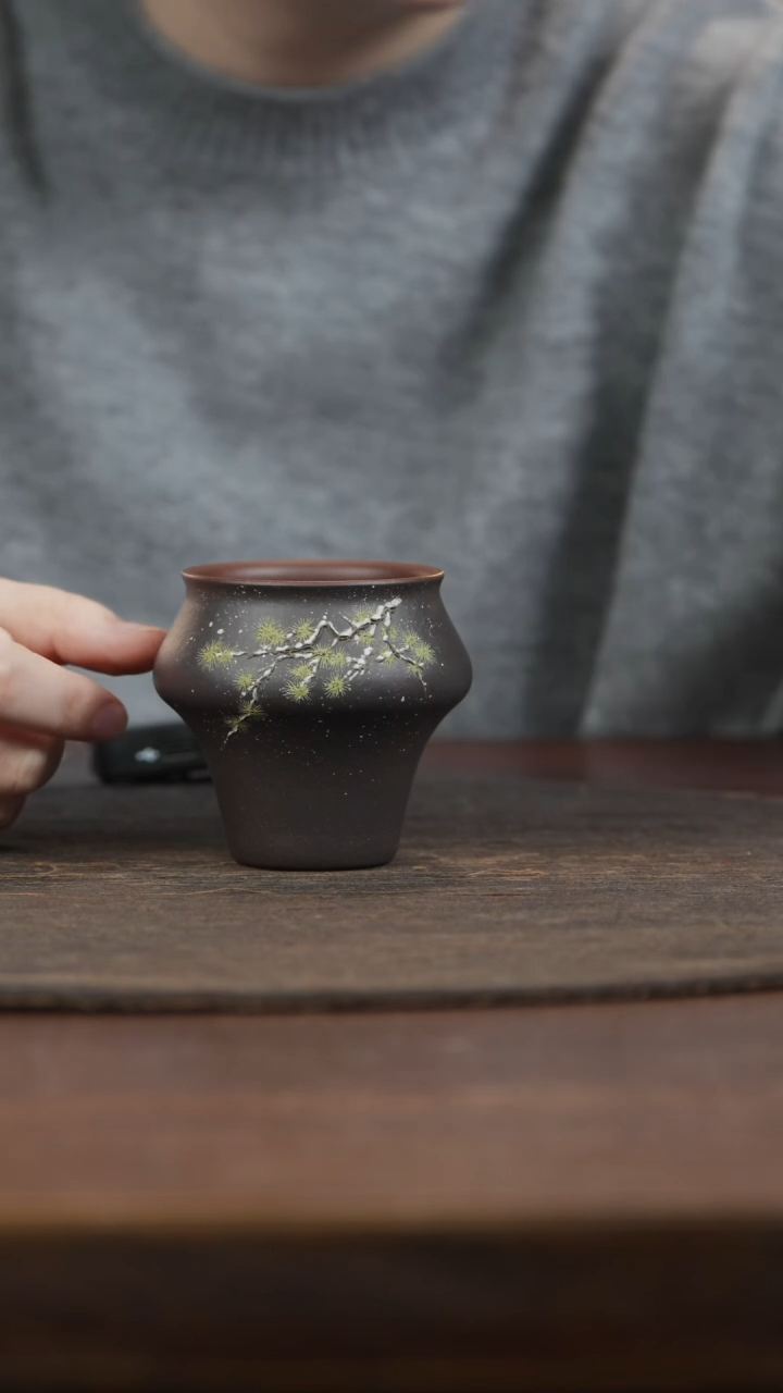 【闪购商品】紫砂茶叶罐黑料泥绘松树雪景主人杯