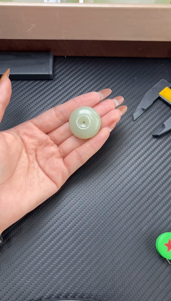 吊坠(赠链)未镶嵌和田玉且末微色差迪克兰二细m