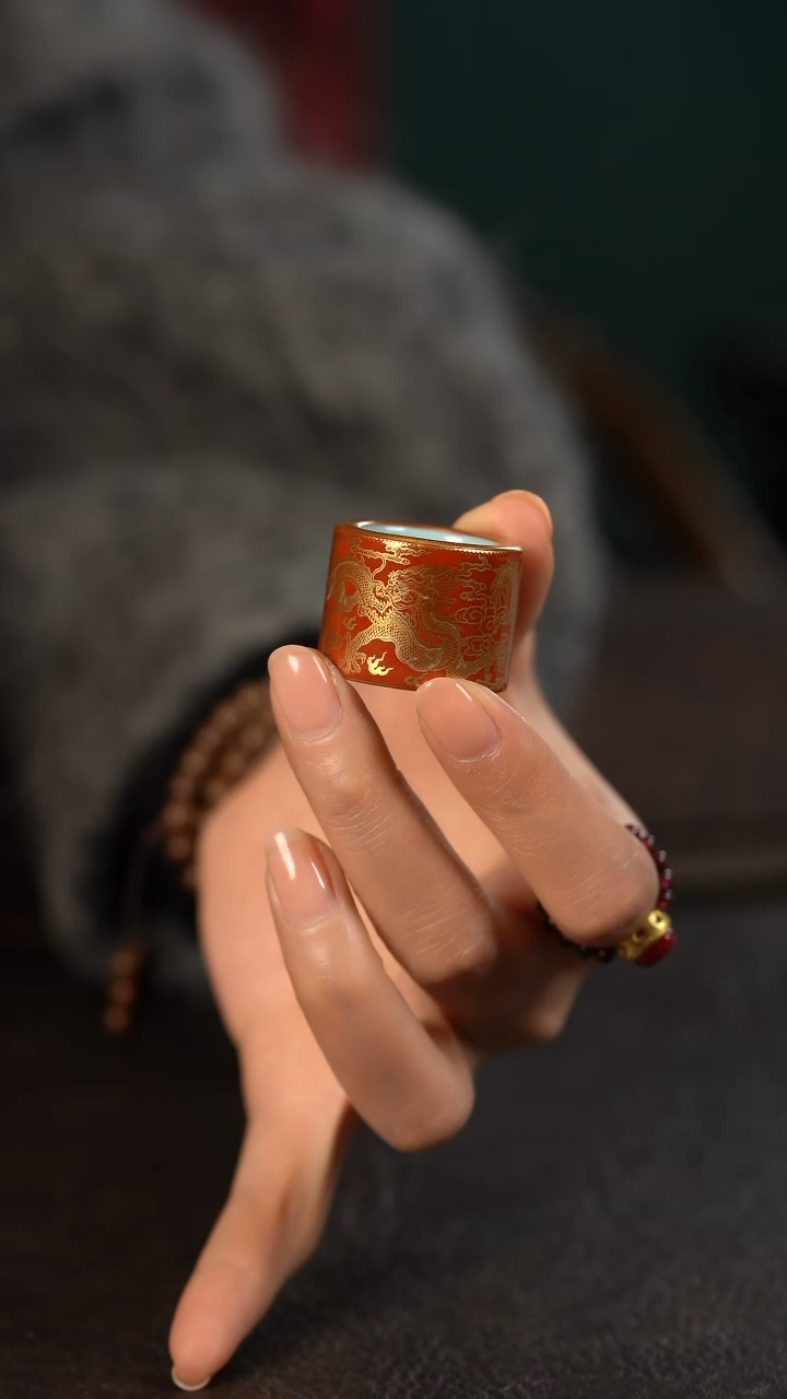 【闪购商品】杯德韶轩矾红堆金龙纹扳指盖置
