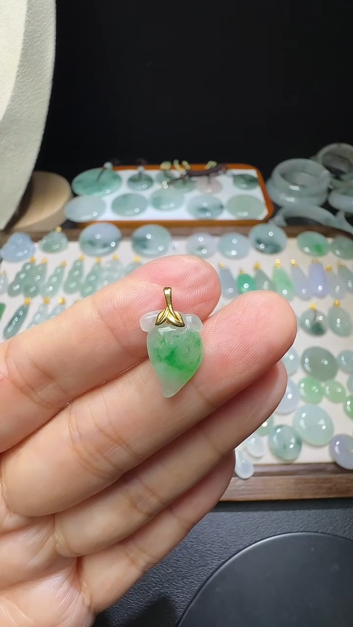 吊坠(不含链)18K金镶嵌翡翠小桃子