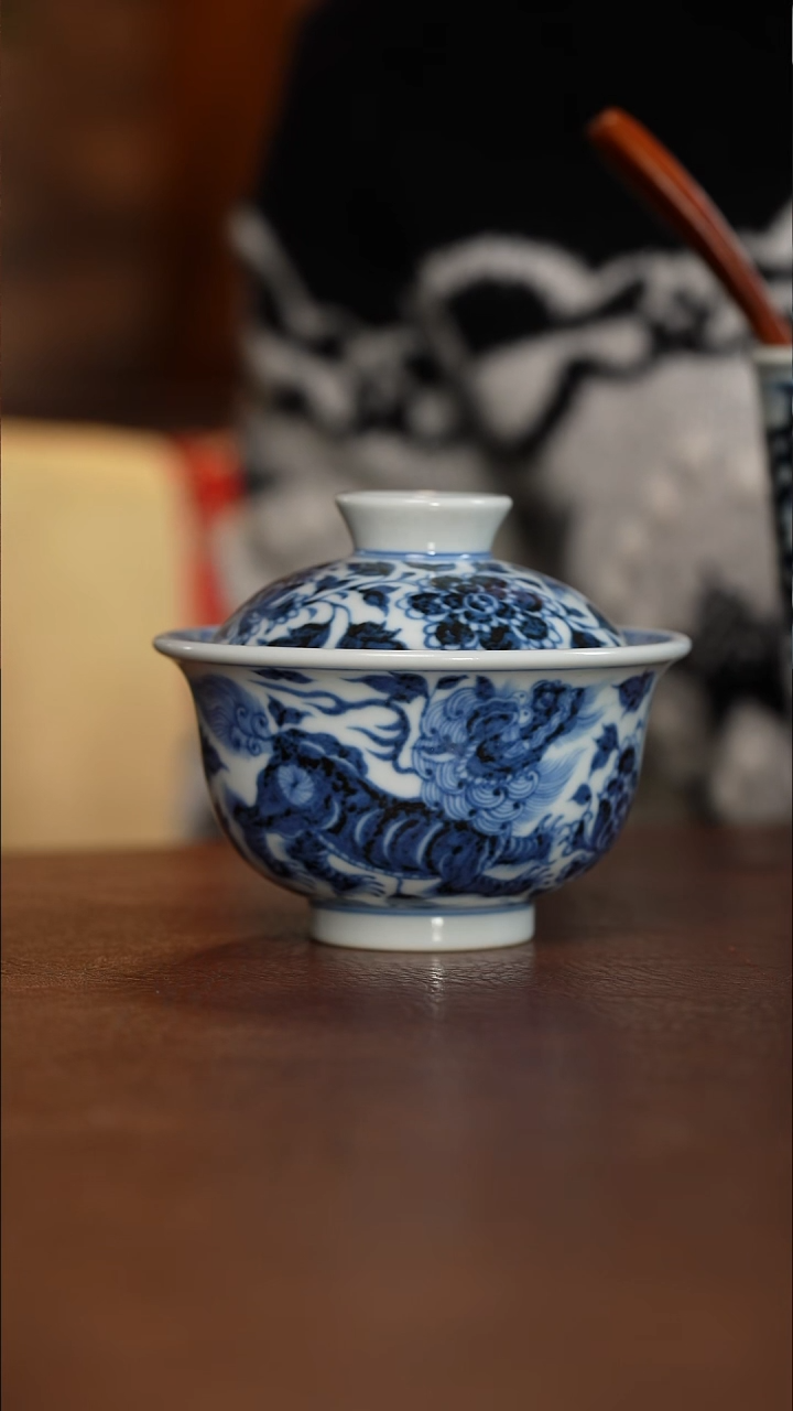 元青花牡丹狮子纹大盖碗