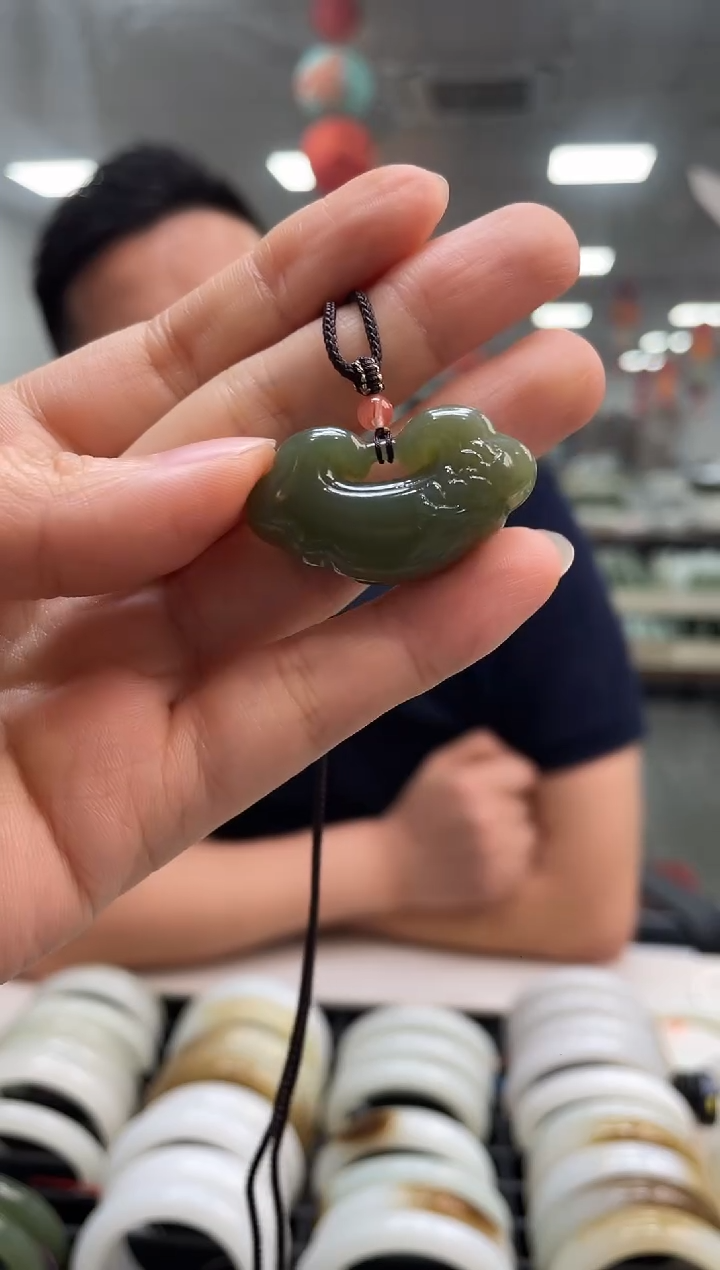 和田玉未镶嵌颈饰沙枣青如意锁吊坠随机发一件