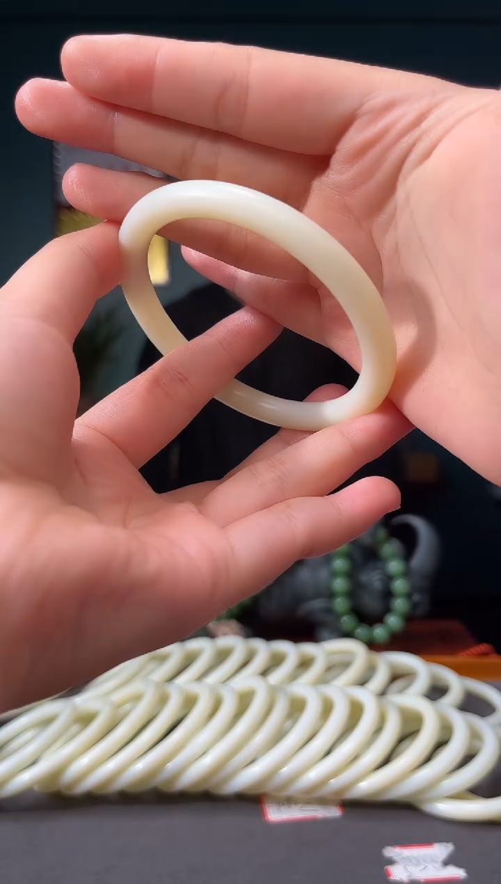 和田玉未镶嵌颈饰圈口备注