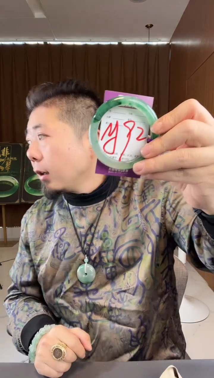 【闪购商品】石英质玉手镯未镶嵌非洲翠