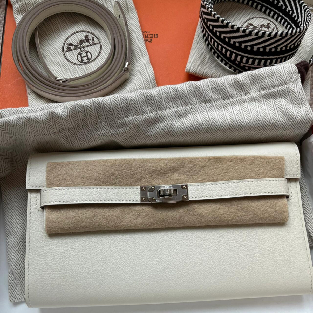 全新未使用 Hermes/爱马仕 【小花念念】Kelly to go 蘑菇白 B刻包