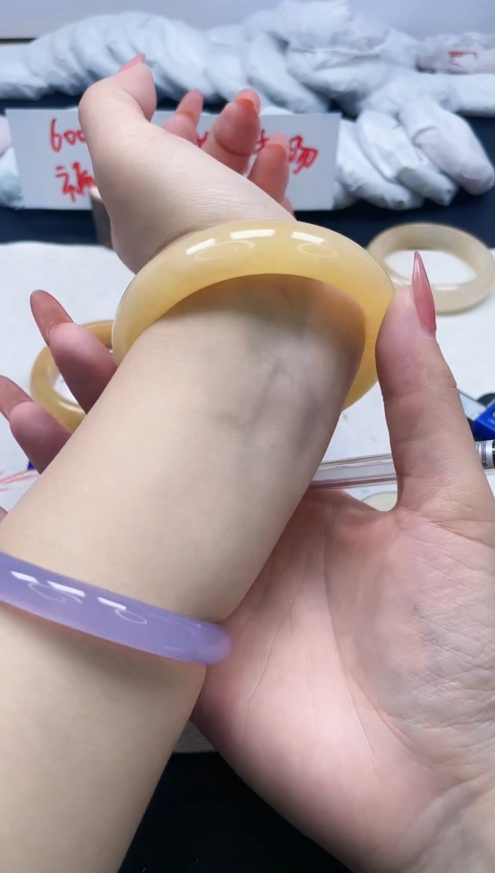 【闪购商品】石英质玉手镯未镶嵌59/60