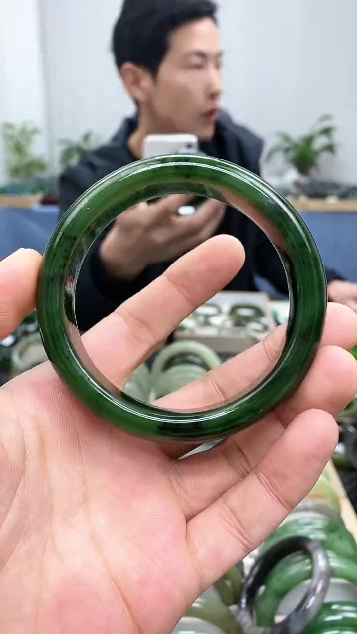 【闪购商品】和田玉手镯未镶嵌62.4（俄7飘红皮）