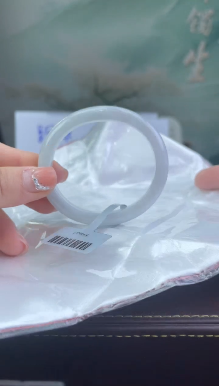 翡翠手镯未镶嵌2翡翠手镯（微瑕）