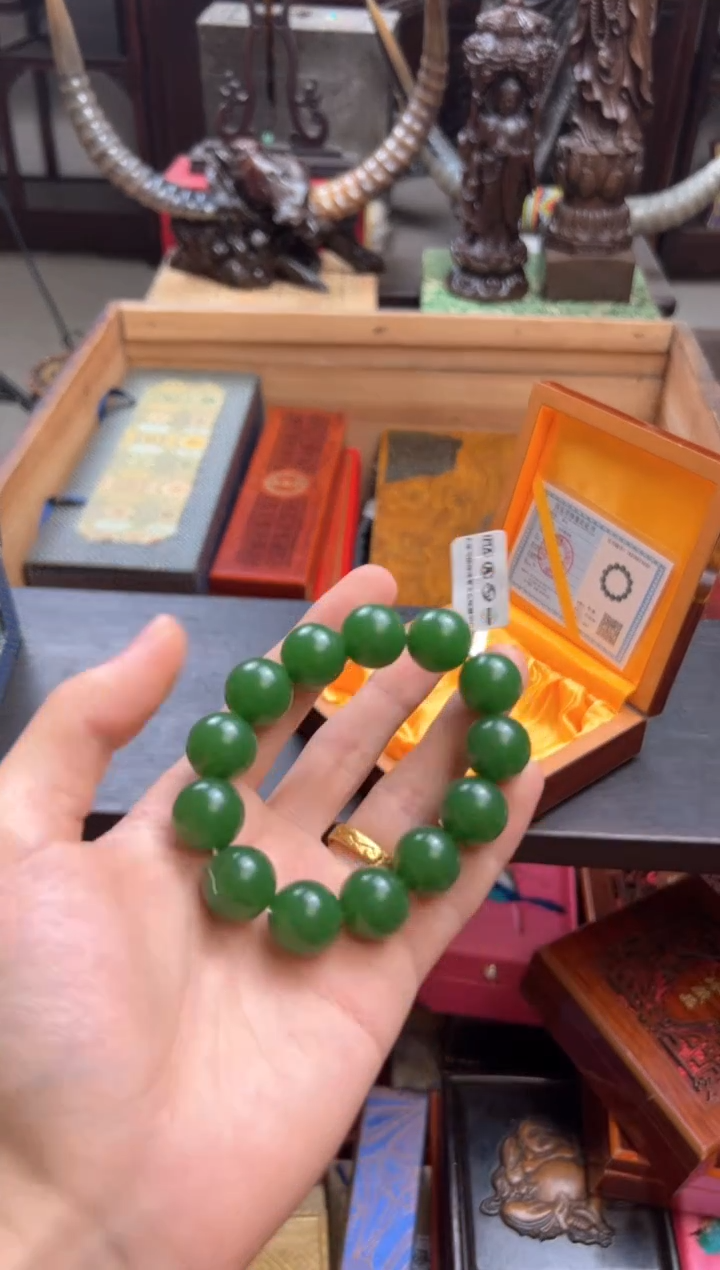 和田玉未镶嵌颈饰——————瓷———————碧玉手串