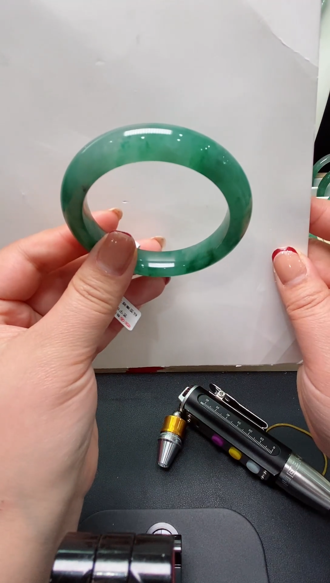 【闪购商品】石英质玉手镯未镶嵌天然飘花非洲翠（独龙玉）56