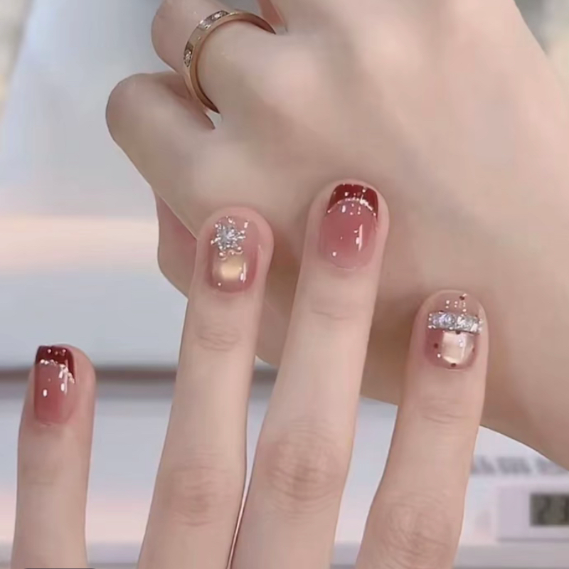 【璀璨雪国】2025秋冬新款腮红色法式短款显白气质可拆卸手工穿戴甲