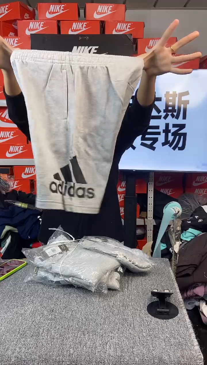 267编码 阿迪达斯 全新无暇 尺码150 直播间过款为准