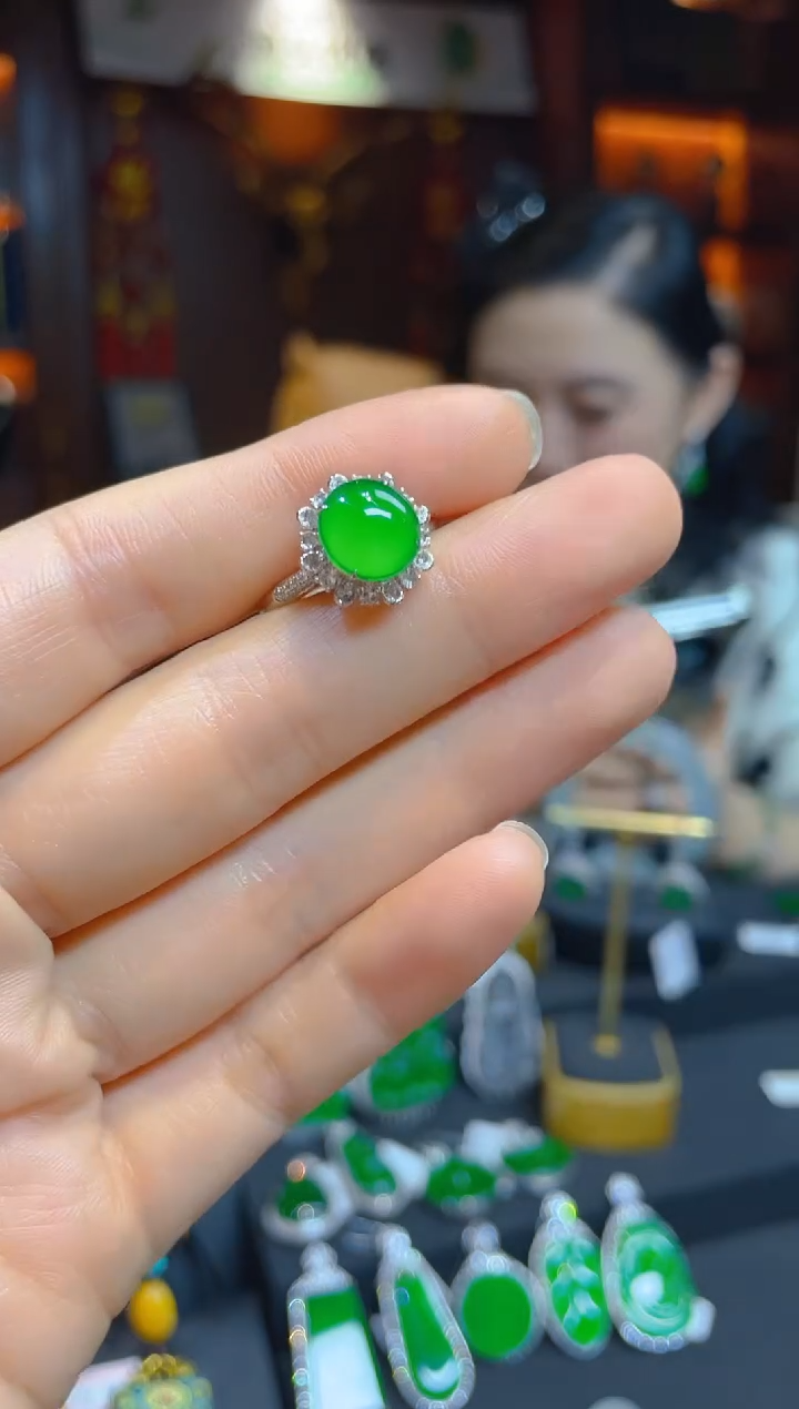 【闪购商品】翡翠戒指18K金镶嵌117277天然A货翡翠蛋面戒指