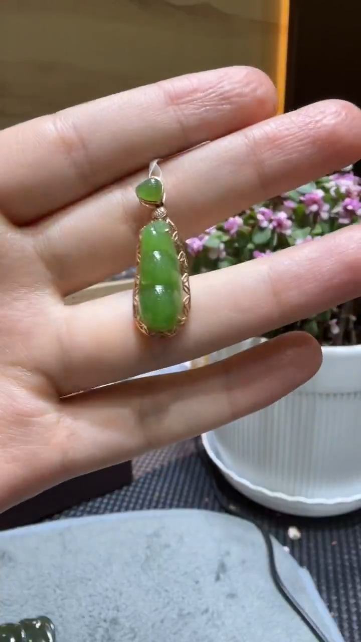 颈饰18K金镶嵌和田玉挂件