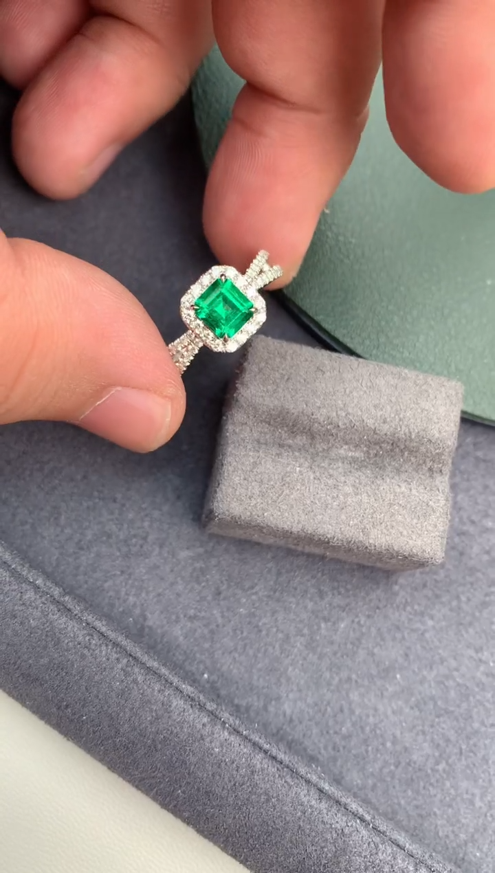 【闪购商品】祖母绿戒指18K金镶嵌70分祖母绿戒指