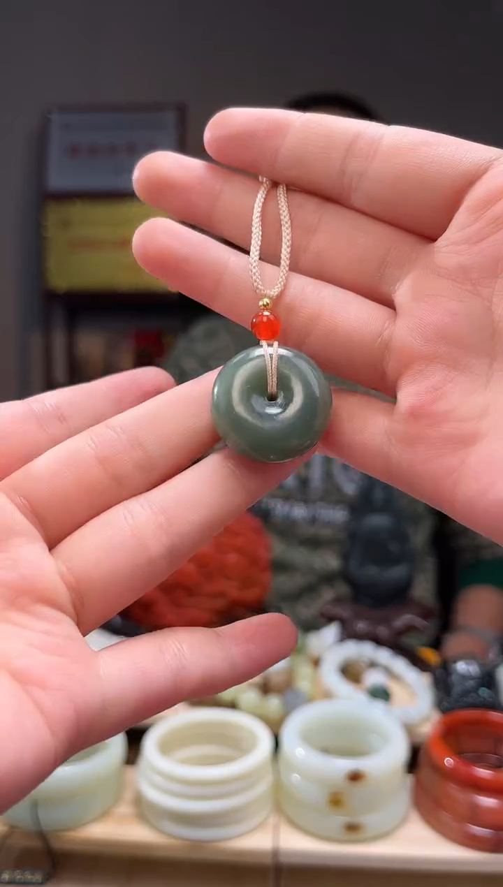 颈饰未镶嵌和田玉吊坠