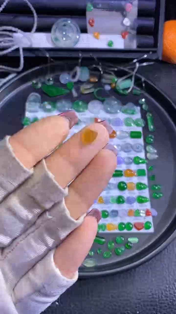 未镶嵌挂件翡翠切割