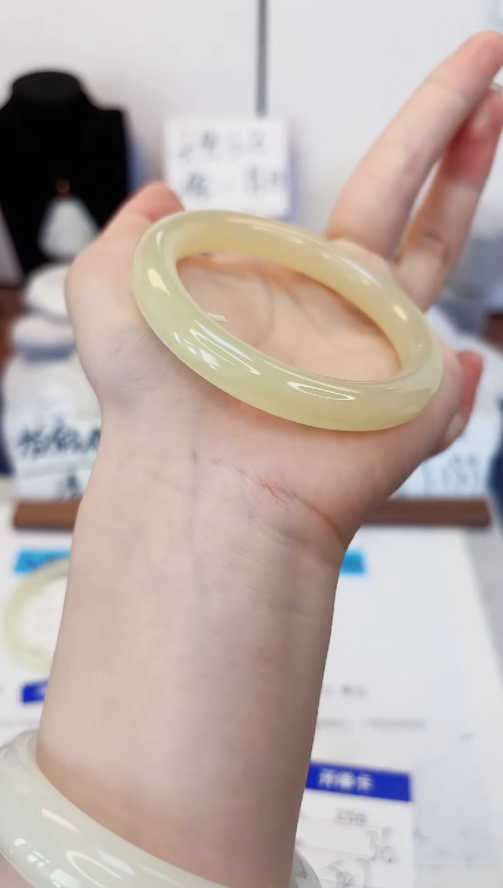 【闪购商品】石英质玉手镯未镶嵌256