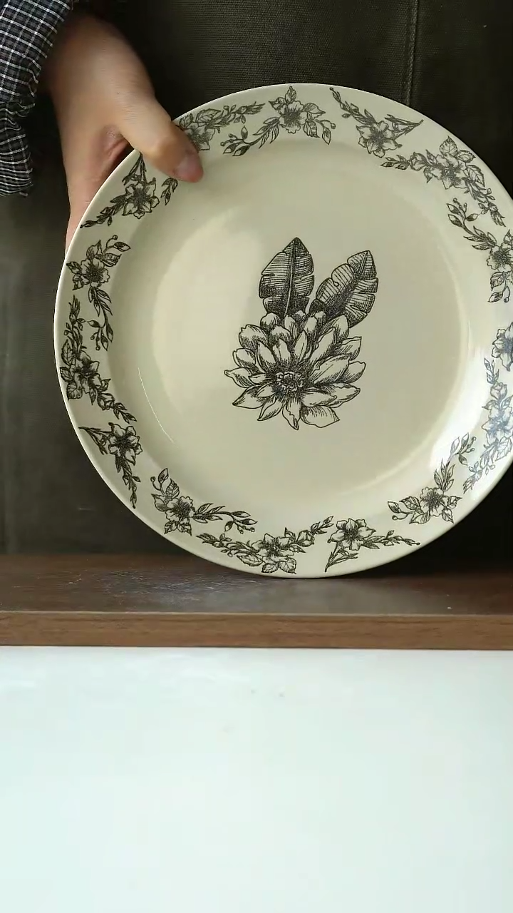 【闪购商品】陶瓷中古浮雕黑色晚香深盘@4-2@