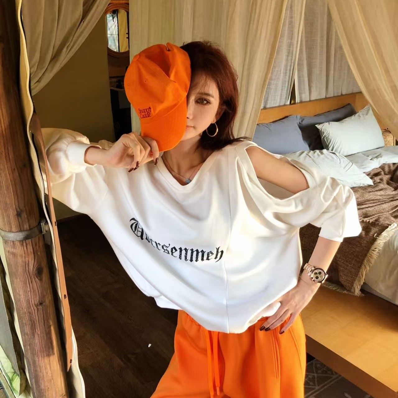 婉君Q【字母格调】秋季休闲风长袖露肩圆领宽松上衣LWJ25C3T2609