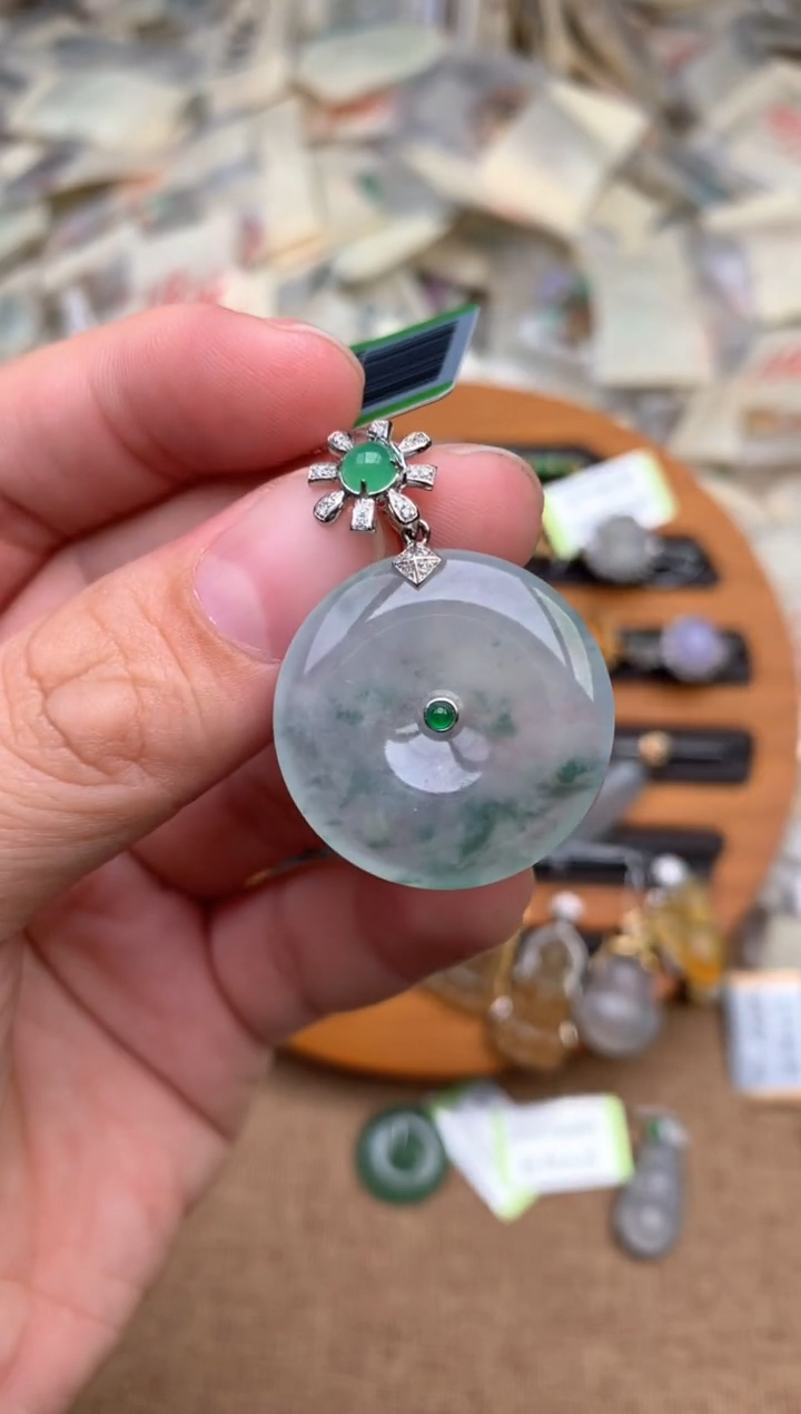 18K金镶嵌挂件翡翠一