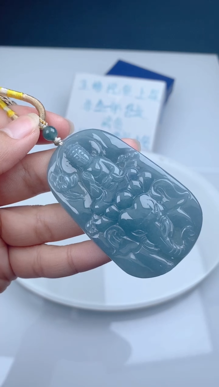 翡翠未镶嵌颈饰 