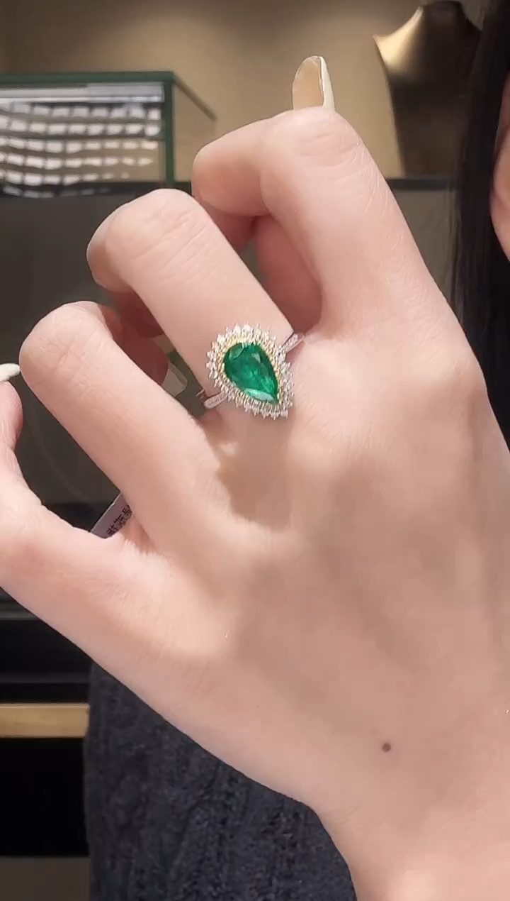 18K金镶嵌戒指祖母绿1.68ct祖母绿戒指