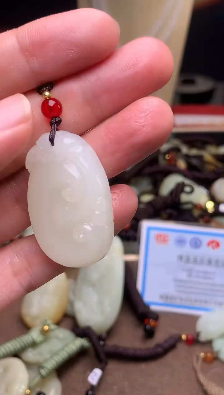 玉新疆料青海料清水吊坠