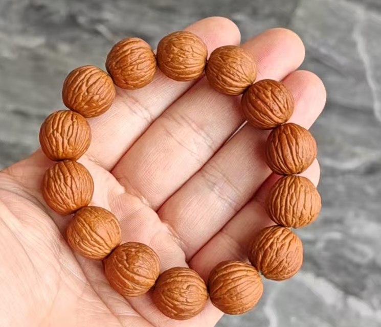 价值99元的文玩手串一条