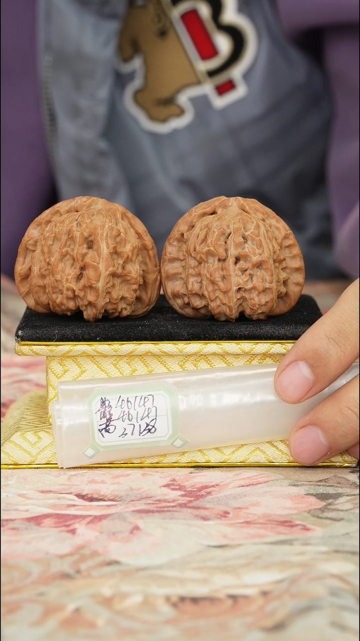 【闪购商品】文玩核桃把件白狮子