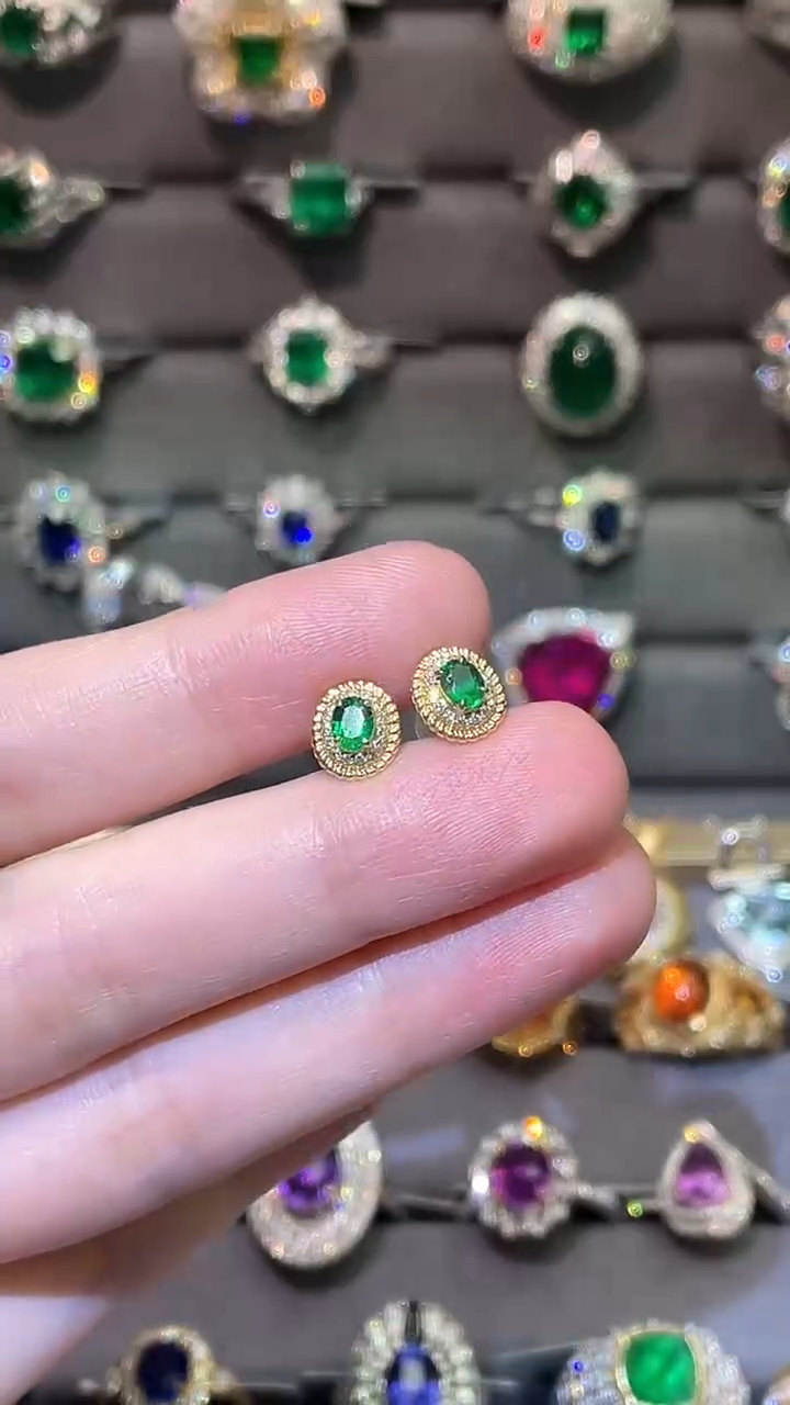 耳饰18K金镶嵌祖母绿0.37ct